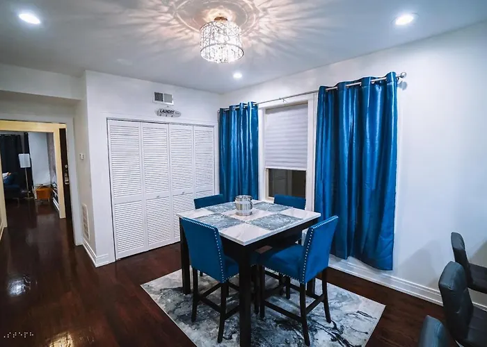 The Blue Golden Luxury Modern 3- Bedroom In Chicago
